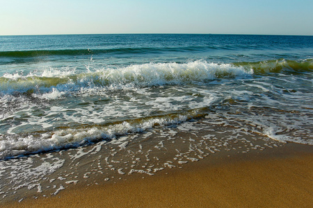 在阳光明媚的夏日的黑海 乌克兰 海岸冲浪