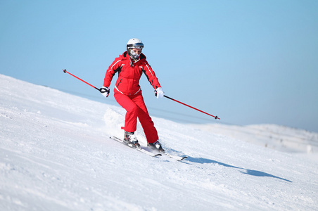 女滑雪者在山坡上