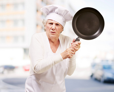厨师高级女人生气用盘反对苦打图片