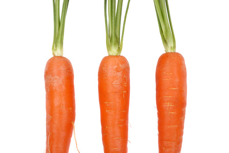 在白色背景上的三个胡萝卜