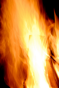 木材着火被烧伤
