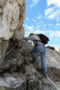 女名徒步旅行者在通过 ferrata