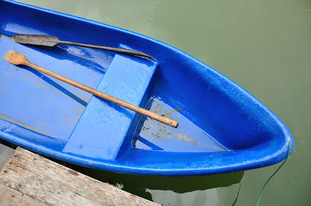 蓝色小船在湖中