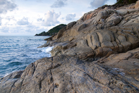 美丽的海景。海和岩石在早晨