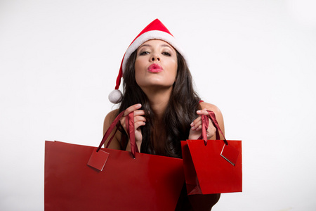 美丽的黑发女孩举行圣诞购物袋