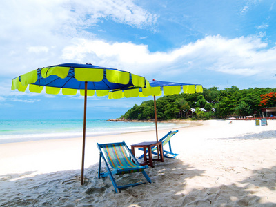 两把椅子和伞热带海滩，泰国沙美岛