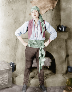 女人站在壁炉旁边一个海盗服装
