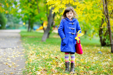 时髦小儿童女孩在秋季的气氛图片