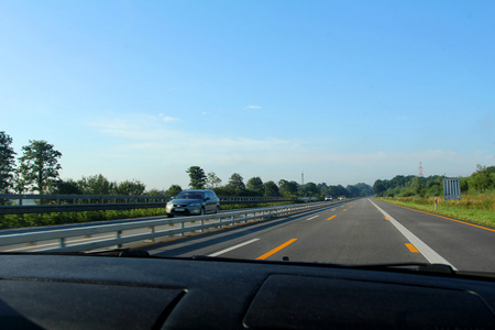 查看从高速的公路上的车