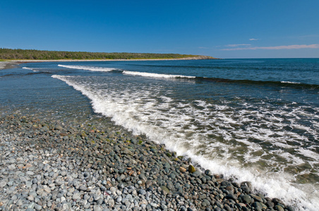 鹅卵石的海滩上的海浪