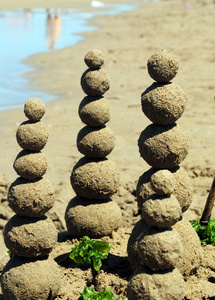 沙球在海滩上，平衡的概念