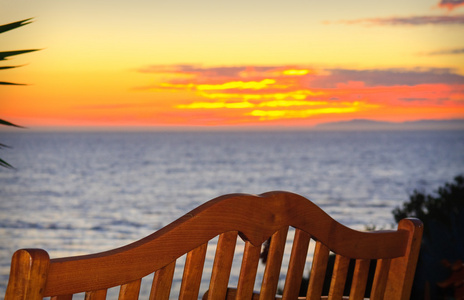 长凳上海滩的日落