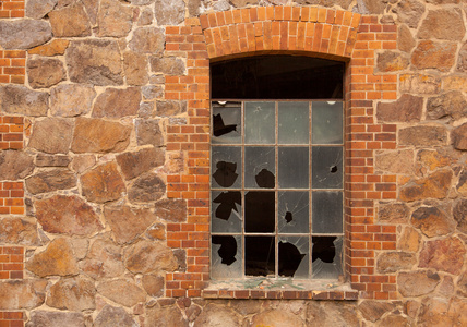 在旧的被破坏墙体的一个窗口