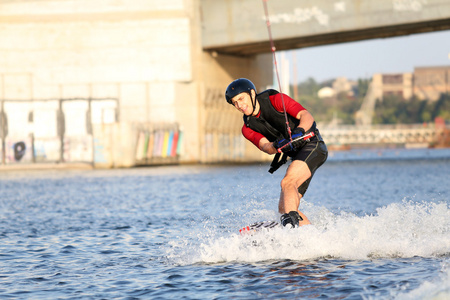 wakeboarder 冲浪跨一条河