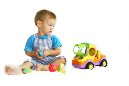 宝宝男孩玩玩具卡车