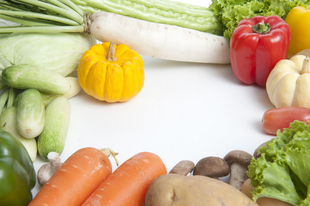 新鲜水果和蔬菜在白色背景上孤立