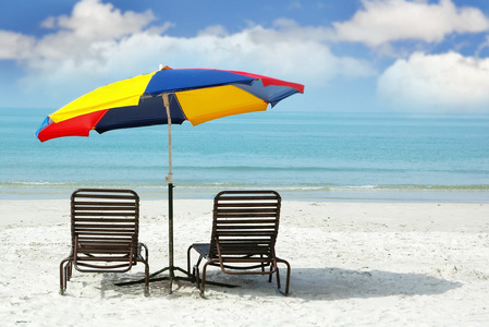 木椅和花伞沙滩上
