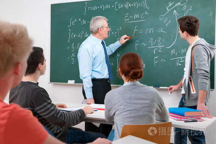 老师与学生在课堂中