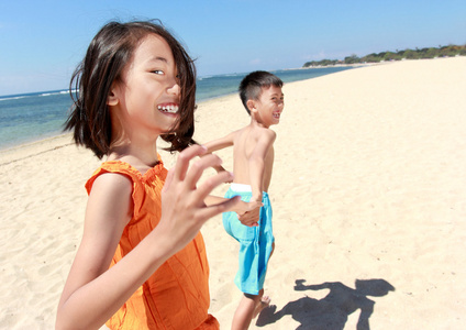 孩子们在沙滩中运行南朝鮮