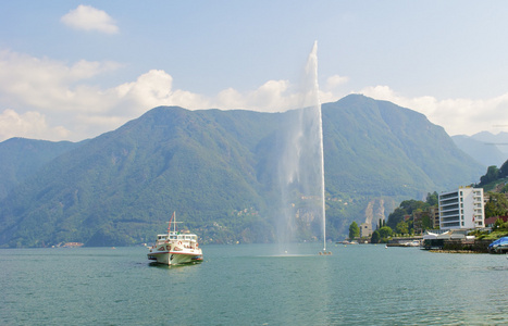 喷泉和船在前面的山