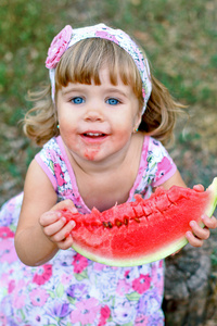 白种人的小女孩吃一片西瓜