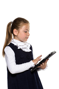 小女孩用白色背景上平板电脑