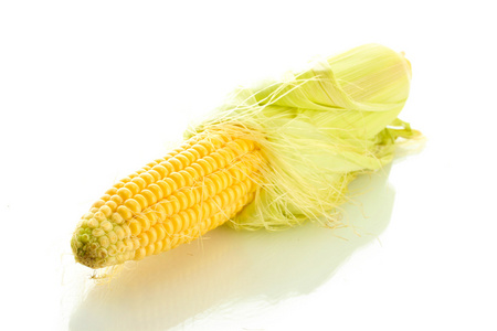 新鲜玉米，孤立在白色