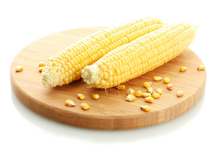 新鲜玉米对木菜板上白色隔离