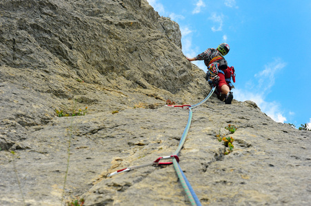 登山者到达山山顶