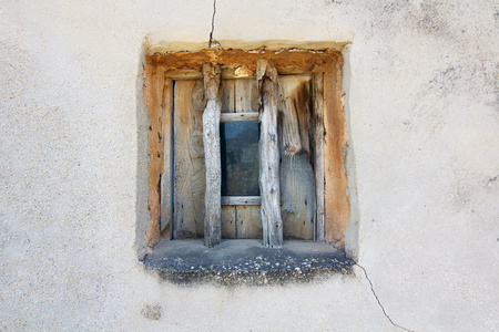 在水泥墙上的旧窗口