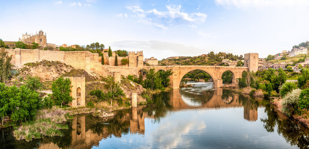 在西班牙，欧洲著名托莱多桥的全景
