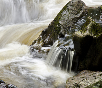 沿着陡峭和岩石的河段流动的新鲜水