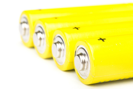 孤立在白色背景上的黄色碱性电池