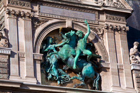 拿破仑三世对罗浮宫，巴黎，fr 的青铜雕塑
