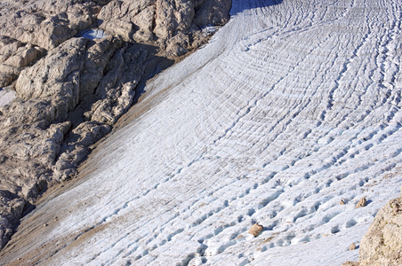 山坡上裂缝与冰川