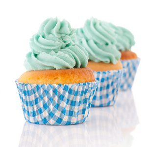 绿色和蓝色的纸杯蛋糕