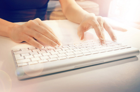 女的手上一个白色电脑键盘打字