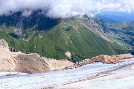 与岩石 冰川和绿色斜坡山风景