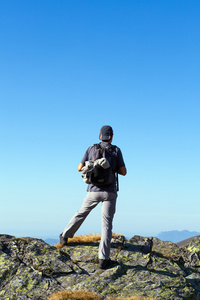 年轻的登山者享受从山的顶部视图