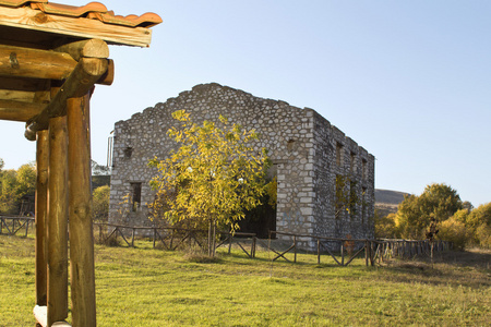 农村视图和希腊的旧石仓库