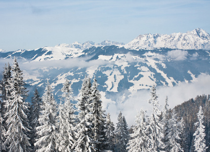 雪下的山。滑雪度假村喜来。奥地利