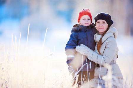母亲和儿子冬季肖像