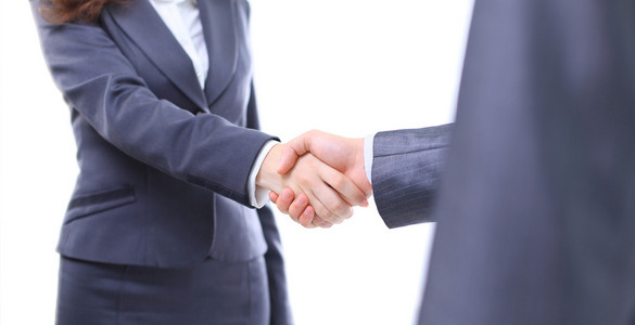 两个商人，在合同中商定的握手。在白色背景上孤立