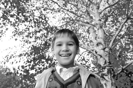 快乐的孩子在秋天公园肖像