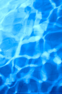 蓝色的泳池清洁用水的模式