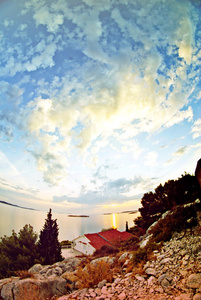 海岸 岛屿和云对天空，克罗地亚达尔马提亚的全景