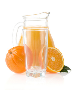 橙色水果和果汁的玻璃和水罐
