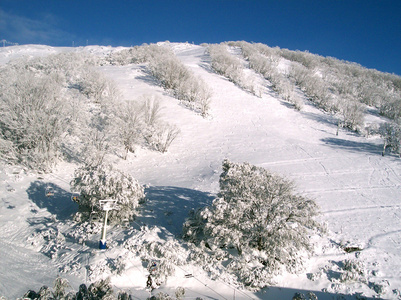 蓝蓝的天空和雪