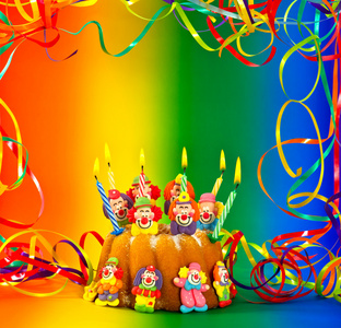 生日蛋糕蜡烛和糖的小丑装饰