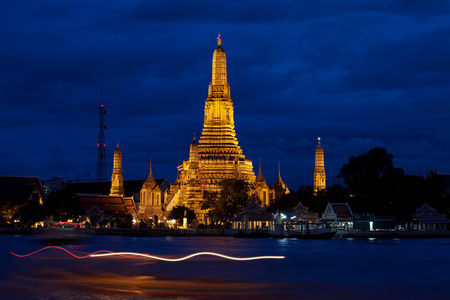 暮光之城观的期间日落在曼谷郑王庙